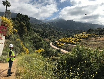 无人机飞行员在山坡附近的图像